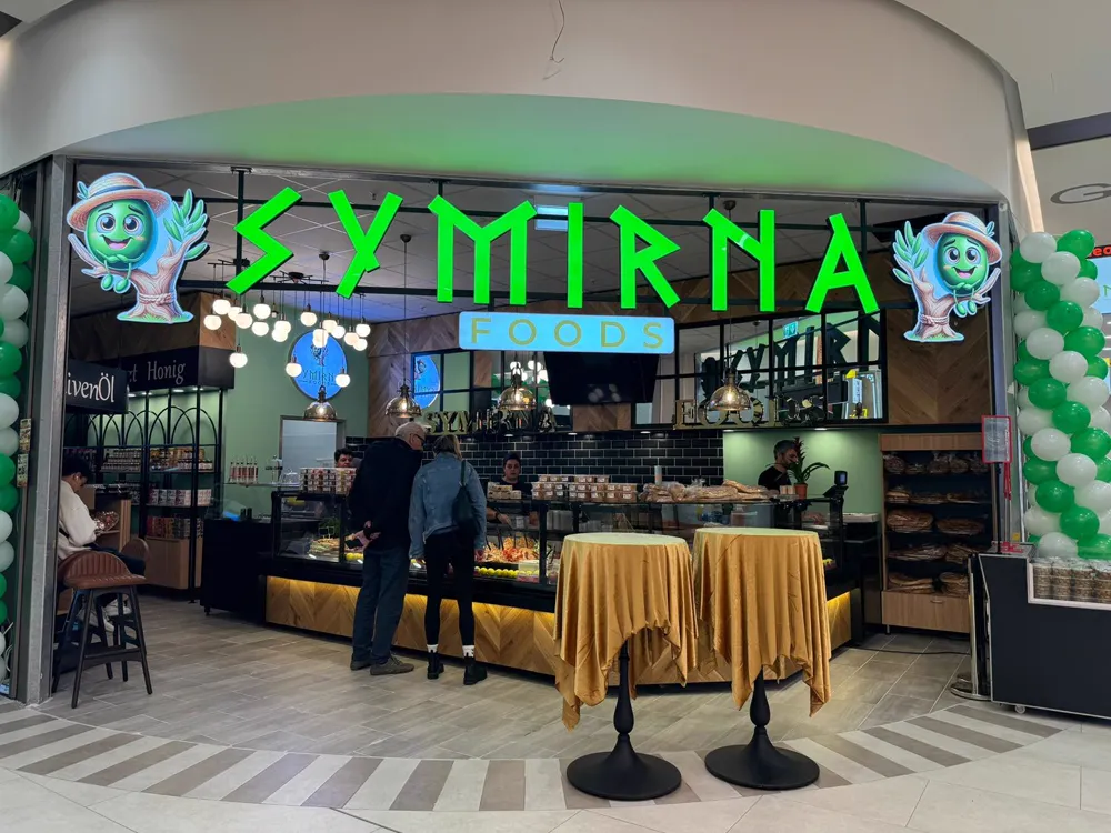 Ladenfront von Symirna Foods mit Feinkosttheke im NEO Königsbrunn